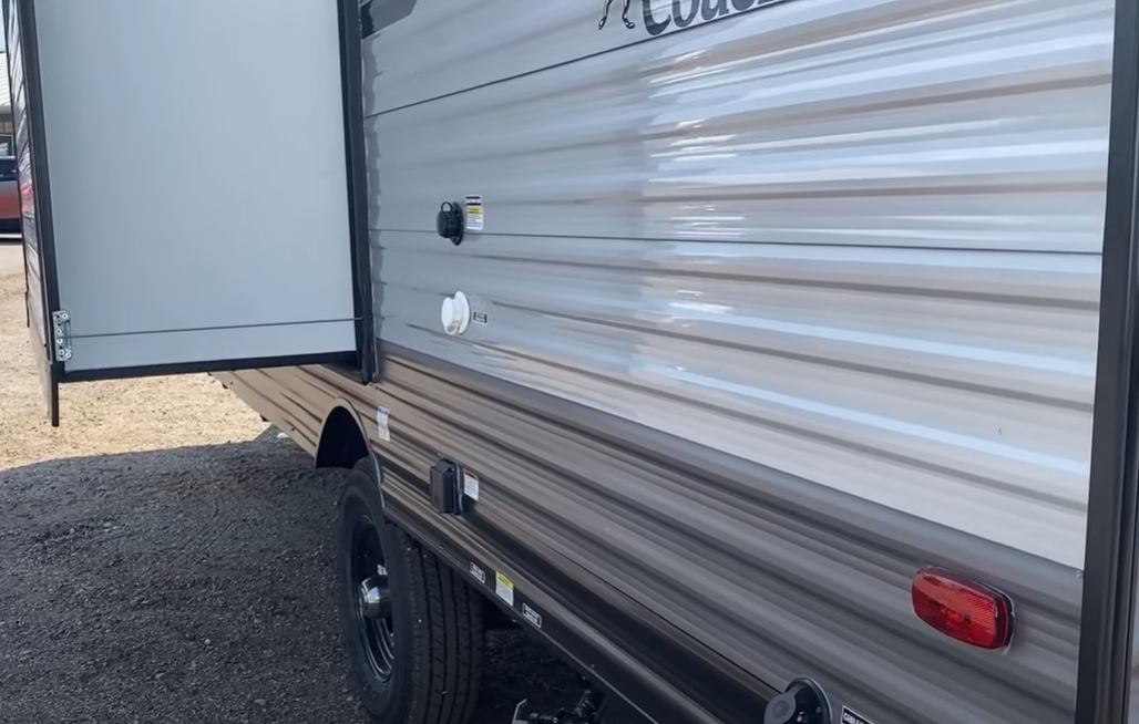 Catalina 184BHS Black Tank Flush Side